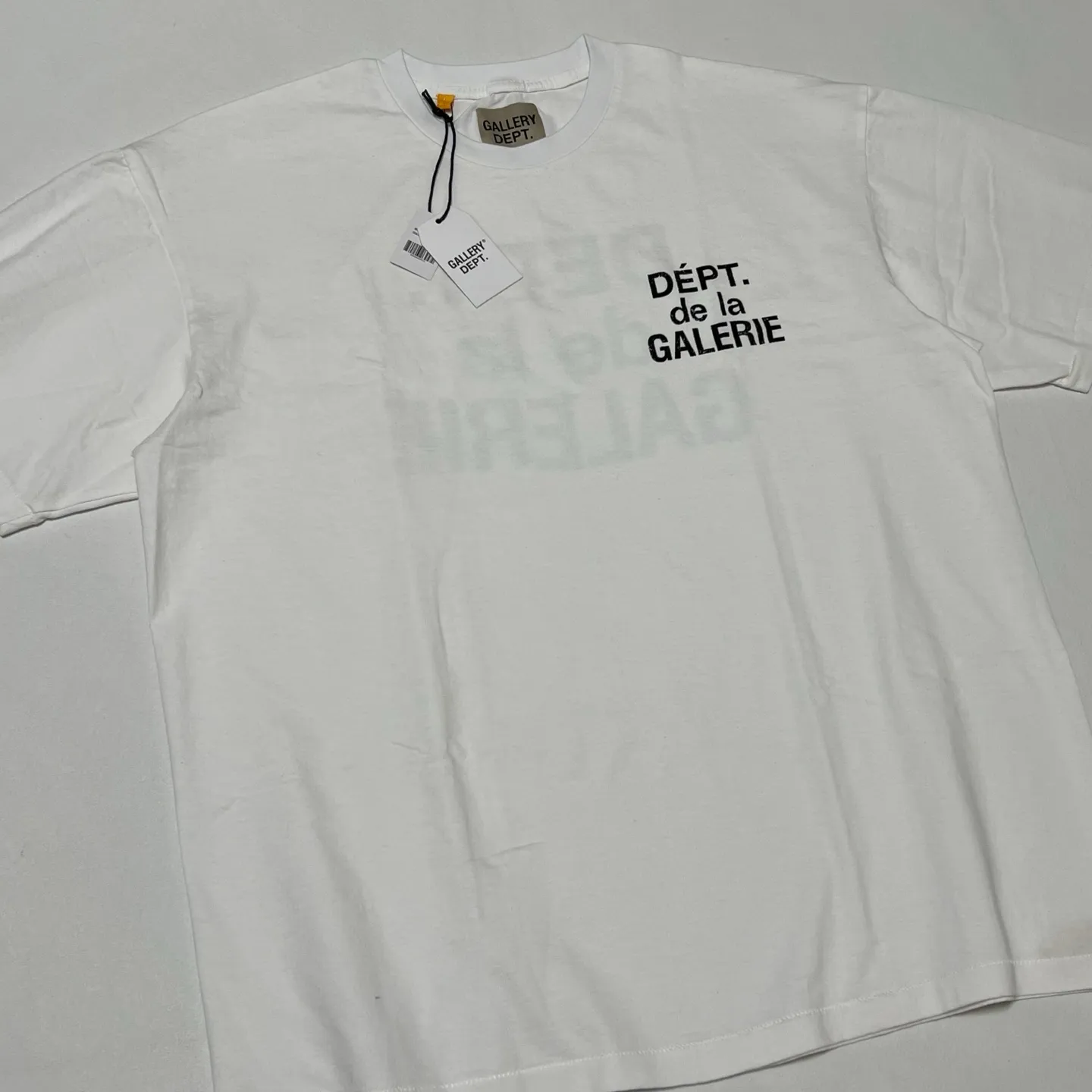 GALLERY DEPT. CLASSIC FRENCH TEE Classic French TEE White S-XL This time the return of the classic French Tee follows the newly replenished version of the official website. The printing is mottled and distressed. The main label/wash water label/code number label are also updated. The old style is newly made and the quality is increased.